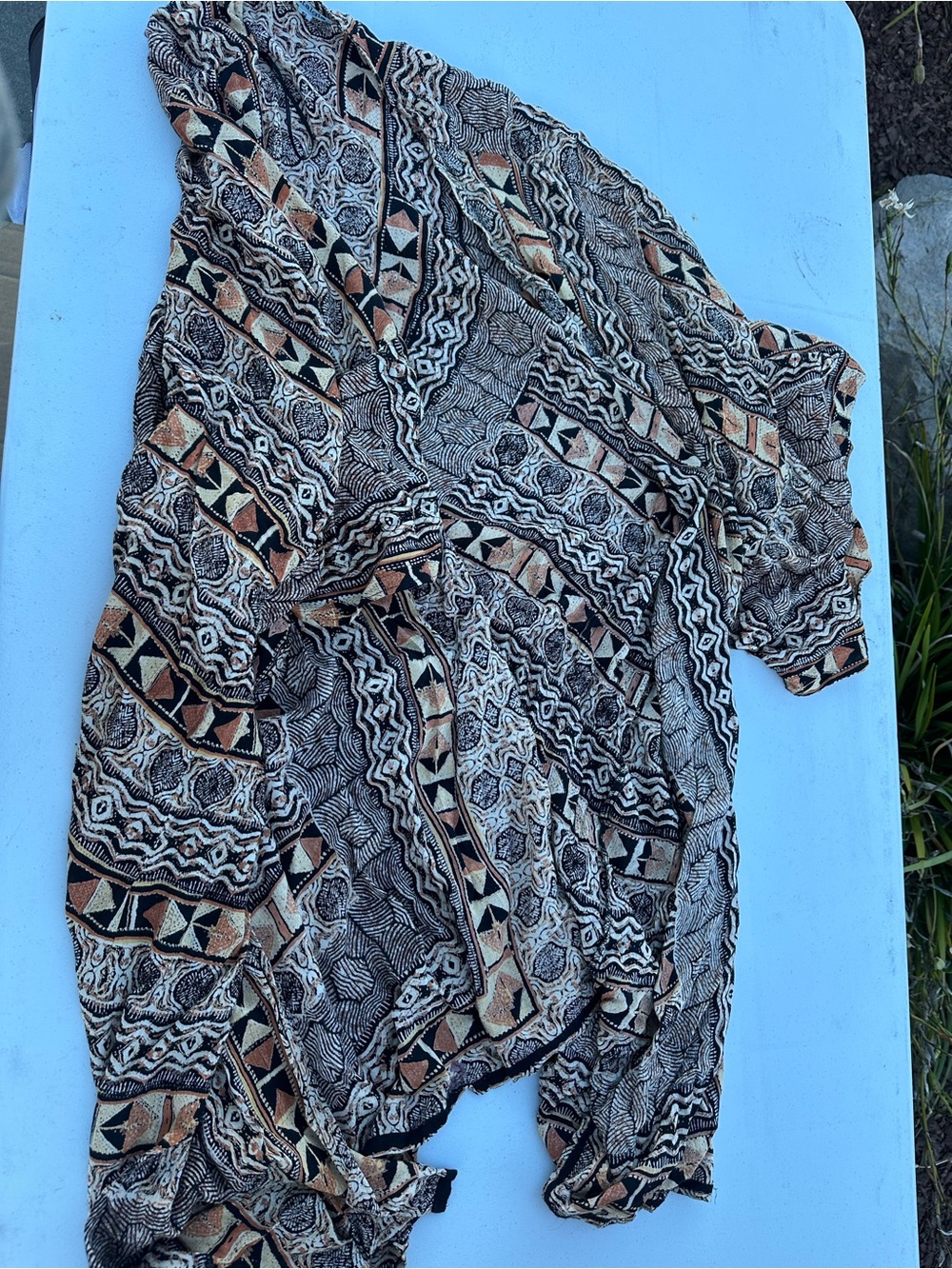 Nostalgia Short Sleeve Geometric Print Top in Black, Tan and Cream